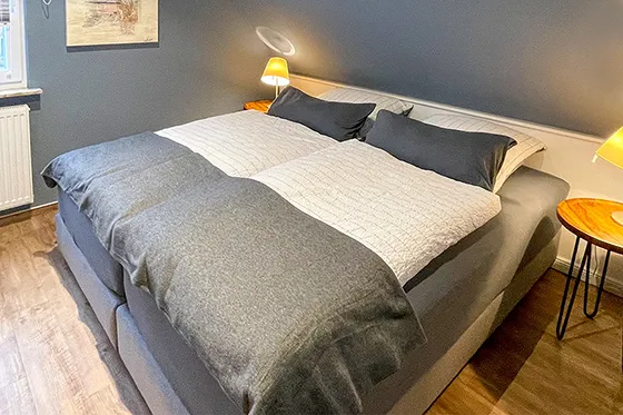 Ein Schlafzimmer mit Doppelbett